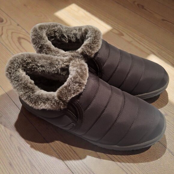 Minnetonka slippers, in a women’s size 9, smooth brown synthetic material - Picture 5 of 6